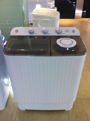 Porcellana Innaffi la lavatrice doppia della vasca della famiglia efficiente del bene mobile 7.8kg con la copertura di plastica bianca fornitore